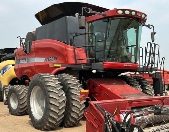 Combines & Harvesting Equipment  Case IH 8010 Combine   Photo